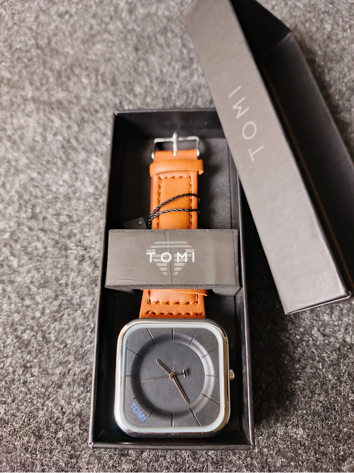 TOM BLACK & BROWN
